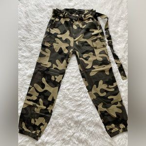 💚fashion nova camo cargo pants🤎